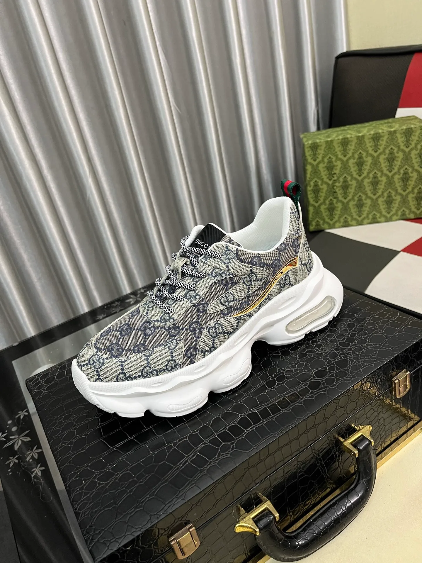 Men's shoes💰438⌚️⌚️[Gucci] Gucci's new men's genuine leather casual shoes, the highest version on the market, any comparison is welcome🆚! The original leather has excellent texture and is super high-end! Fetal sheep net lining imported from Italy, removable pad! Luxurious materials and fine workmanship, highly recommended! Code number: 38-444️⃣Colors available